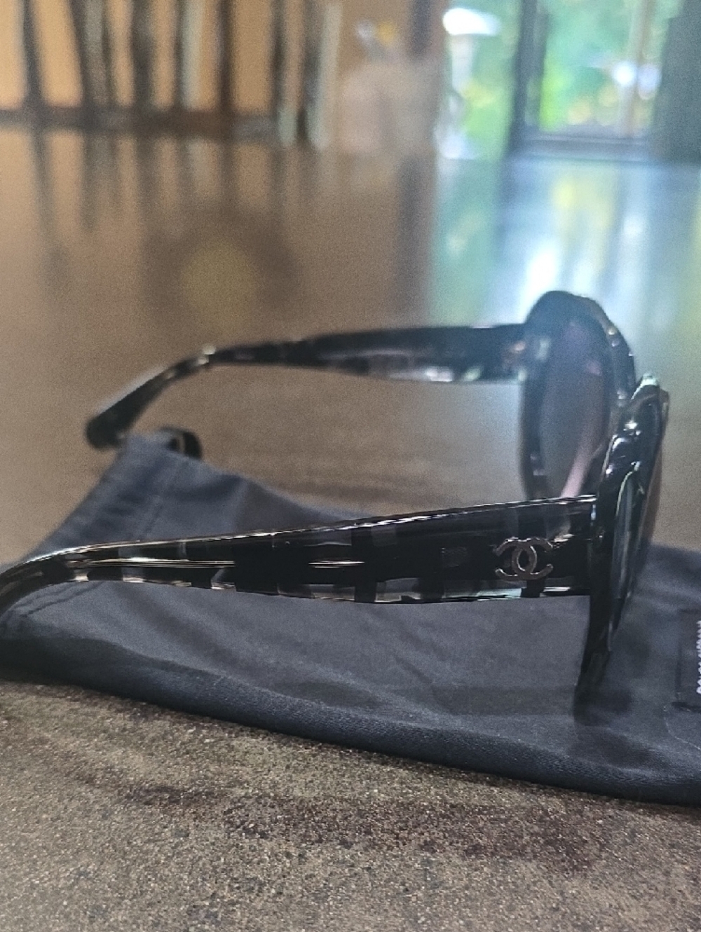 CHANEL Oversized Round Sunglasses in Black Tortoise. - Picture 3 of 4